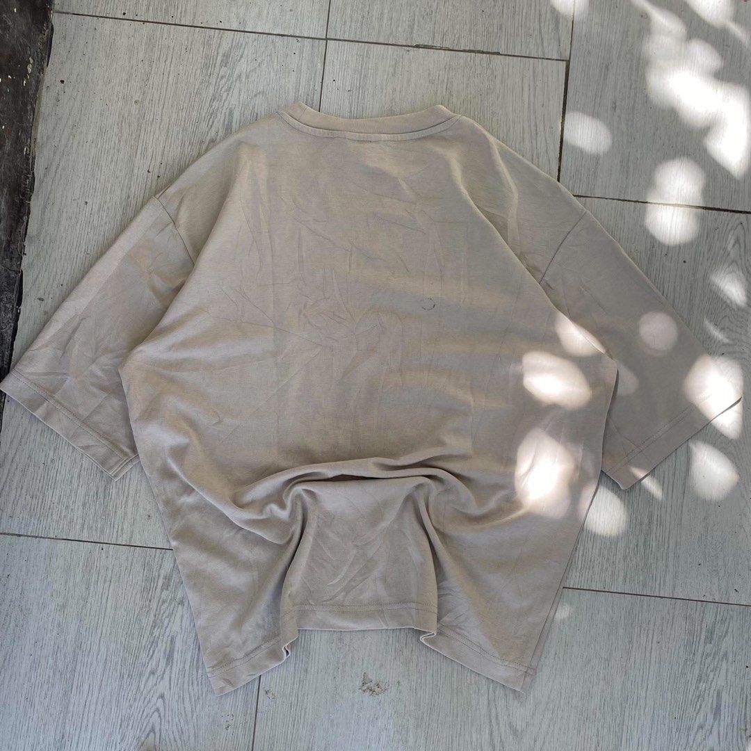 Uniqlo U Shirt (Category: Tshirts & Polo Shirts ) located in Alcala. Submitted by abasolo_jv (Listing ID 1469515141, Image 2). Description: Good Condition 9.5/10 Color rate need wash no pinhole 22x27.