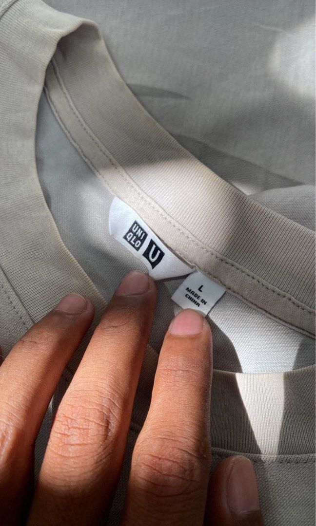 Uniqlo U Shirt (Category: Tshirts & Polo Shirts ) located in Alcala. Submitted by abasolo_jv (Listing ID 1469515141, Image 3). Description: Good Condition 9.5/10 Color rate need wash no pinhole 22x27.