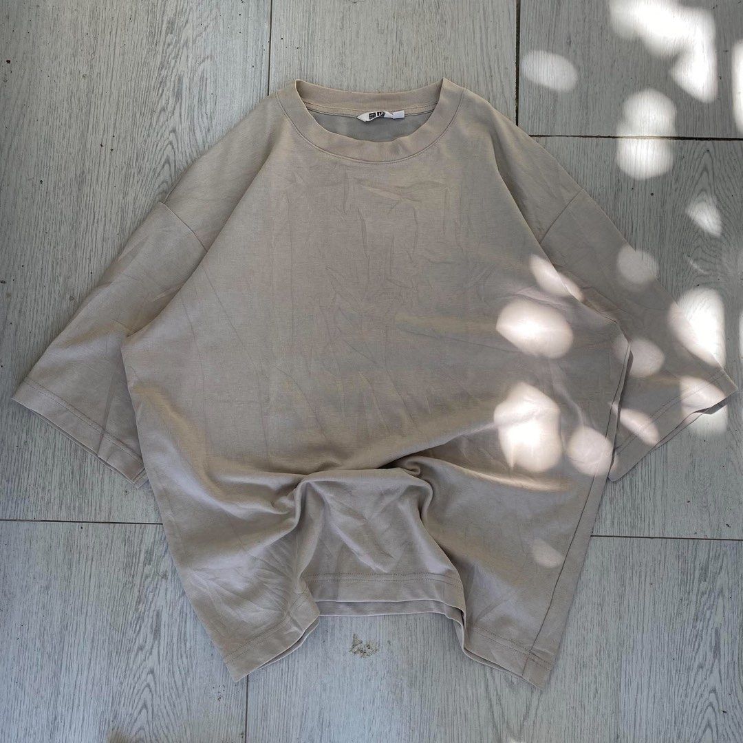 Uniqlo U Shirt (Category: Tshirts & Polo Shirts ) located in Alcala. Submitted by abasolo_jv (Listing ID 1469515141, Image 1). Description: Good Condition 9.5/10 Color rate need wash no pinhole 22x27.