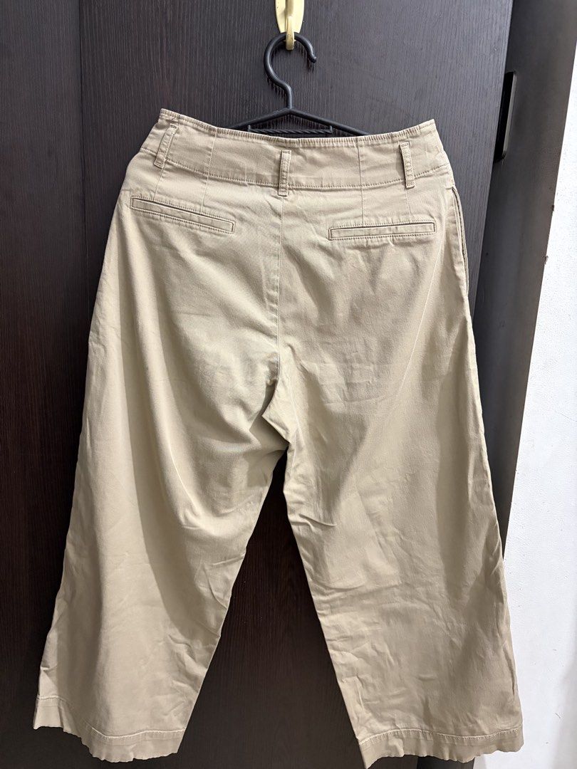 Uniqlo wide straight pants (Category: Jeans) located in Manila. Submitted by kloseta_manila (Listing ID 1469549926, Image 3). Description: .