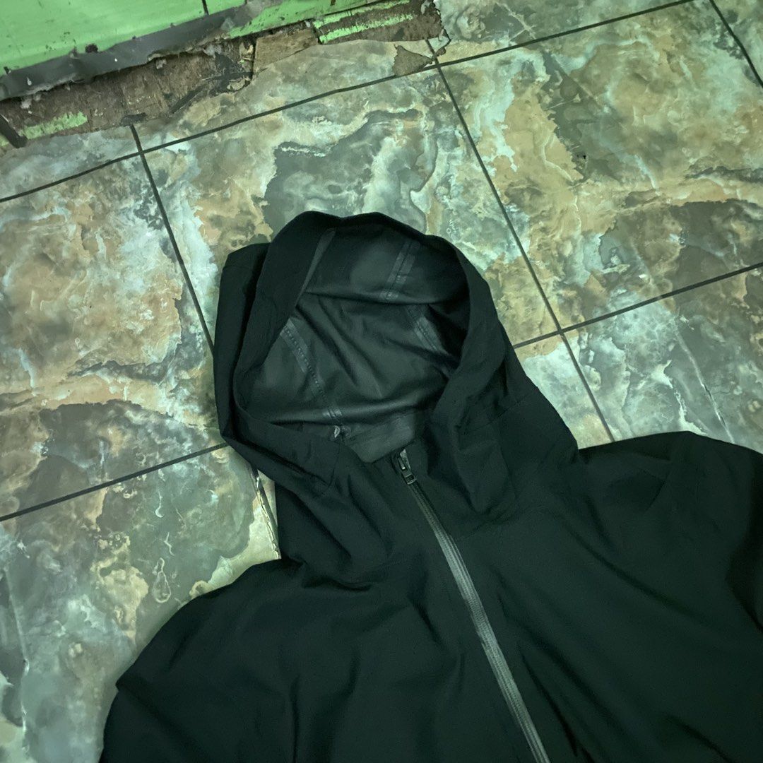 Uniqlo windbreaker (Category: Coats, Jackets and Outerwear) located in Cabadbaran. Submitted by 21stera.ph (Listing ID 1469536779, Image 3). Description: Uniqlo windbreaker 25 by 28.