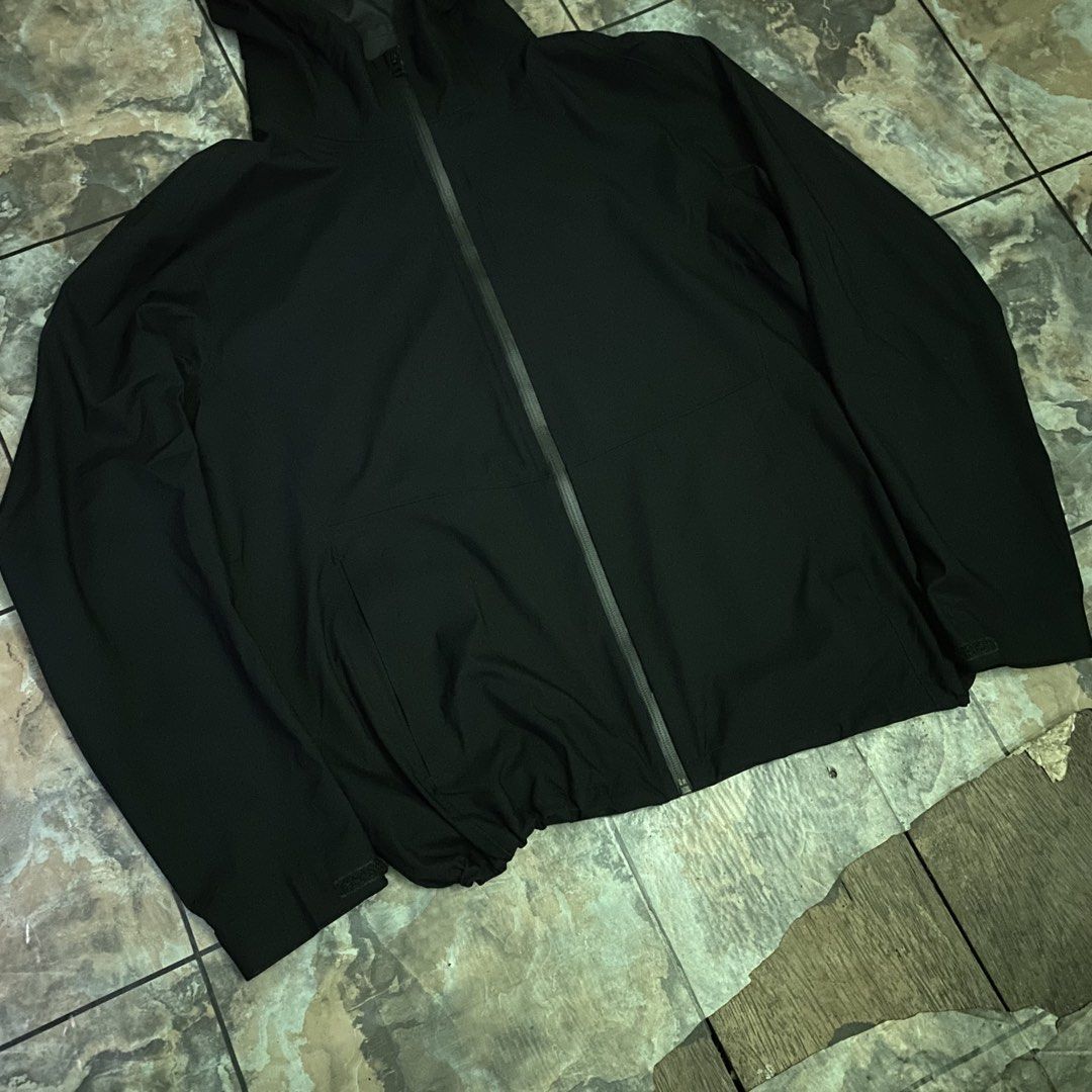 Uniqlo windbreaker (Category: Coats, Jackets and Outerwear) located in Cabadbaran. Submitted by 21stera.ph (Listing ID 1469536779, Image 2). Description: Uniqlo windbreaker 25 by 28.