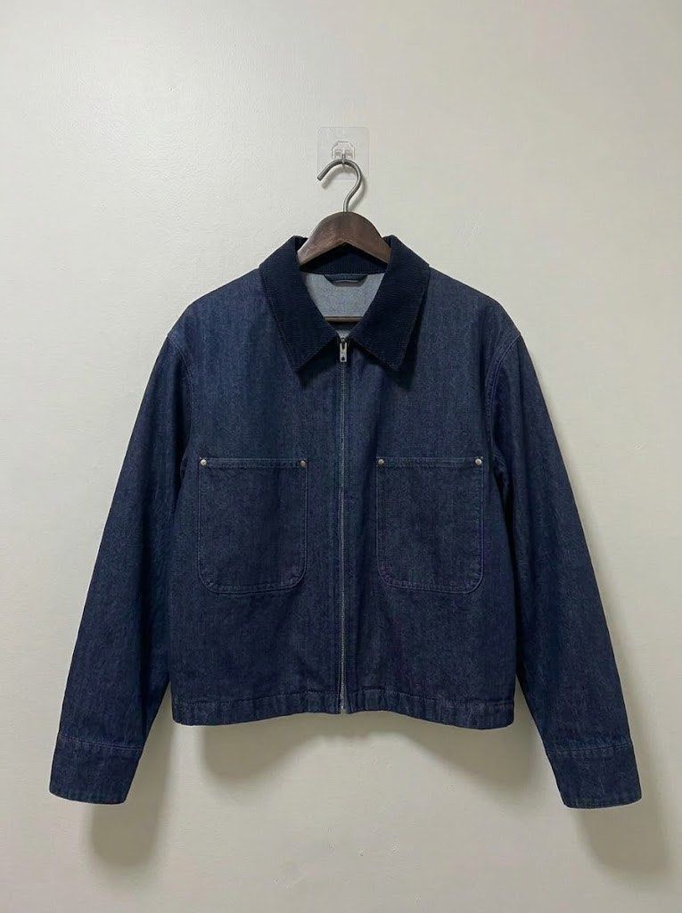 Uniqlo Zip Up Short Jacket Denim Navy (Brand New) (Category: Coats, Jackets and Outerwear) located in Quezon City. Submitted by pamela.juan (Listing ID 1469564846, Image 1). Description: - Brand: Uniqlo Style: Zip Up Short Jacket Denim - Details: Contrast corduroy collar, full zip closure, and dual front patch pockets with rivet details Color: Navy - Fit: Boxy fit, ideal for layering - Condition: Clean, hasn’t been worn. rfs: too big for me. Note