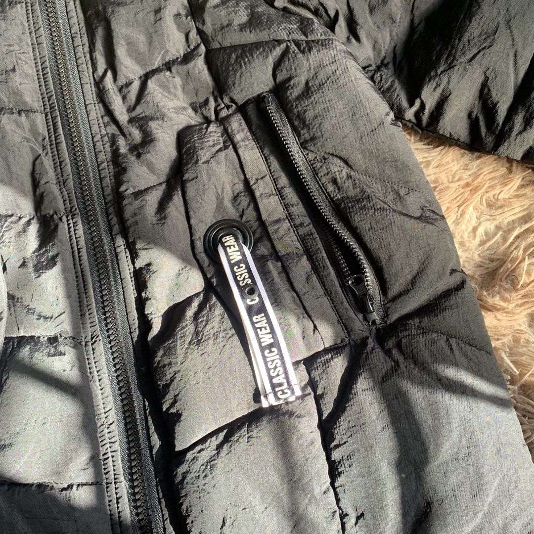 UNISEX WINTER JACKET (Category: Coats, Jackets and Outerwear) located in Quezon City. Submitted by rktrendyph (Listing ID 1469511882, Image 3). Description: AVAILABLE ON HAND, GOOD AS NEW. Length: 25 Waist: 40-41 in Shoulder: 41 in If you have any questions or need additional details, feel free to send us a direct message. We are happy to assist you. NOTE: Color might be different due to lighting..