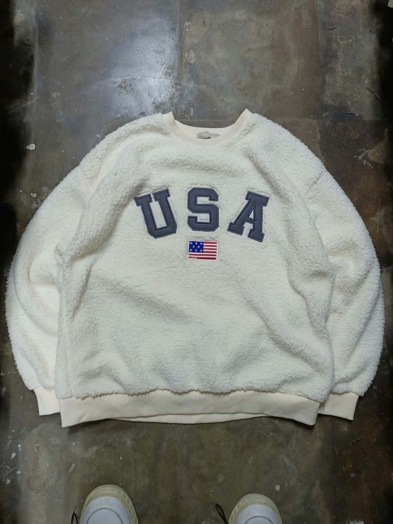 USA KNITTED SWEATER (Category: Coats, Jackets and Outerwear) located in Bayombong. Submitted by ern__ygr15 (Listing ID 1469567247, Image 1). Description: excellent condition no issue Medium-Large Color rate 10/10.