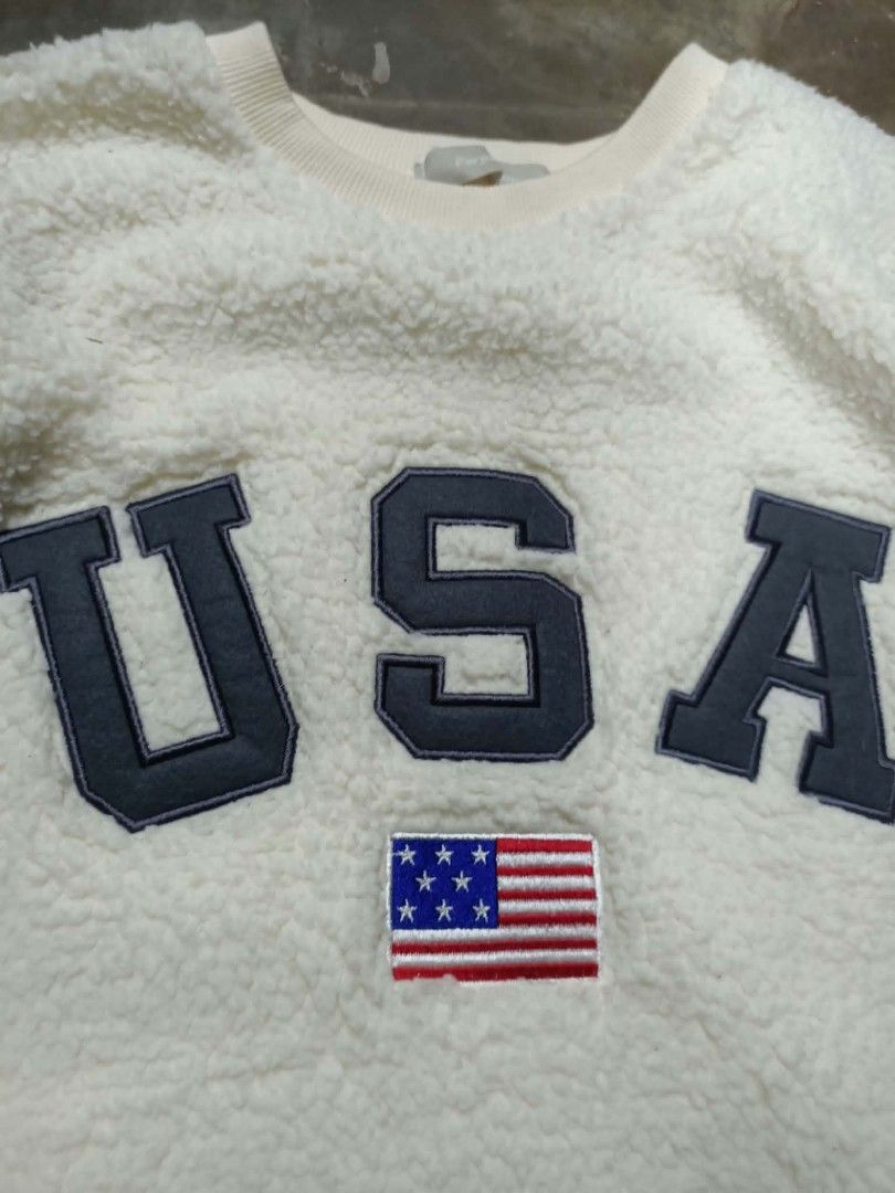 USA KNITTED SWEATER (Category: Coats, Jackets and Outerwear) located in Bayombong. Submitted by ern__ygr15 (Listing ID 1469567247, Image 2). Description: excellent condition no issue Medium-Large Color rate 10/10.