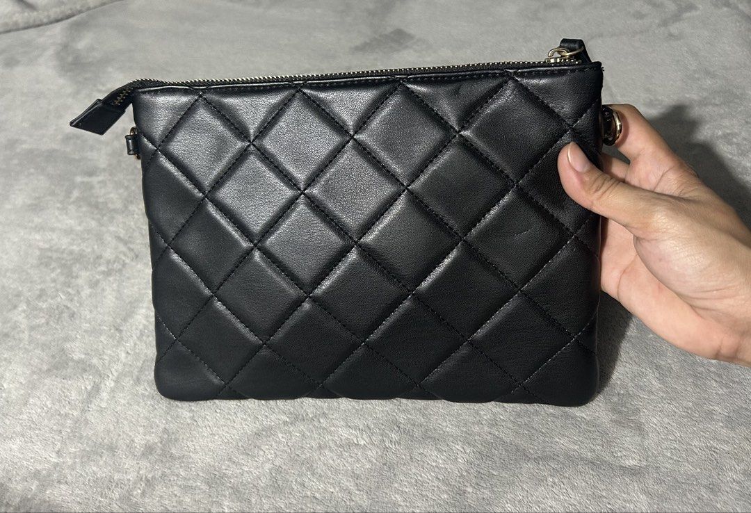 Valentino clutch bag (Category: Cross-body Bags) located in Quezon City. Submitted by findsbyme_ (Listing ID 1469475351, Image 3). Description: Brandnew with tag With minor flaws nka stock lang kasi .