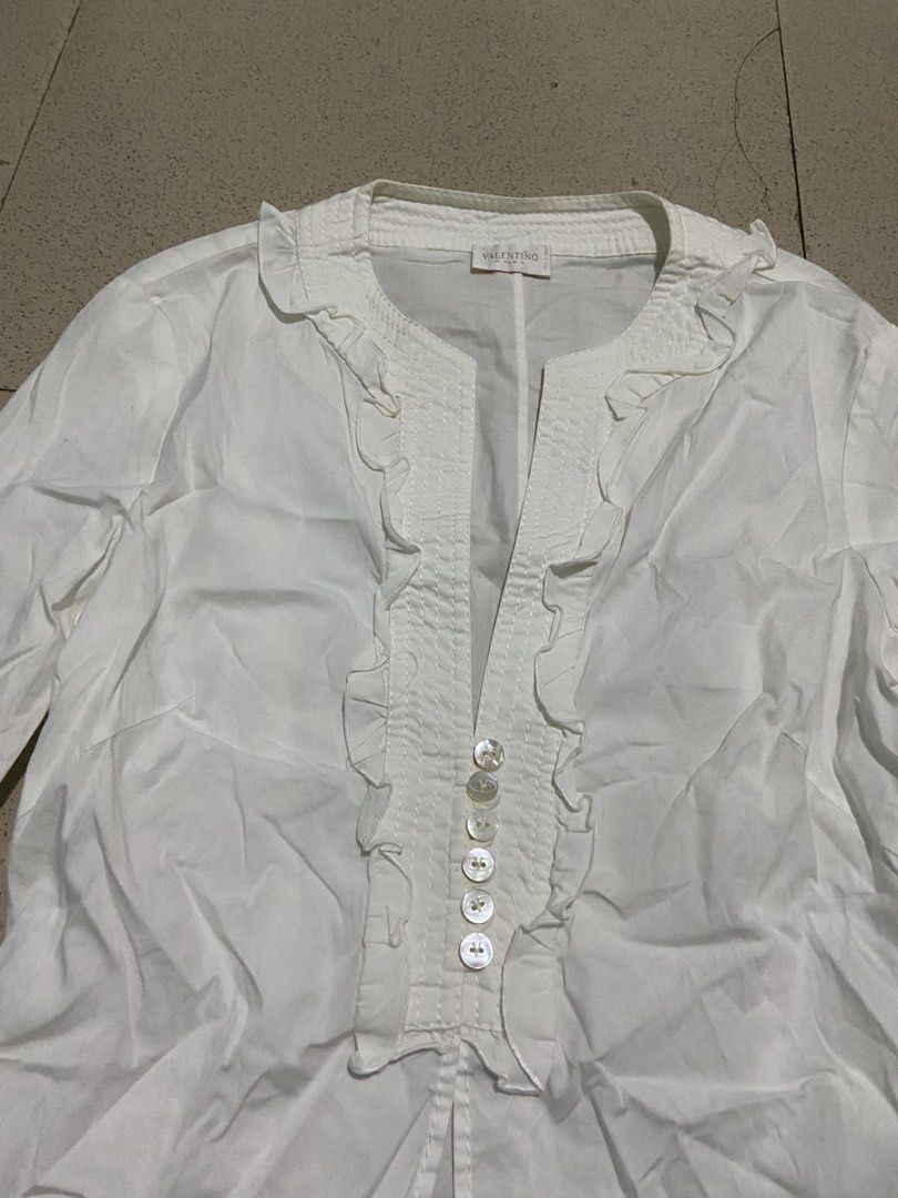 VALENTINO WHITE V NECK LONGSLEEVE (Category: Longsleeves) located in Bulacan. Submitted by rrthrifts (Listing ID 1469470910, Image 2). Description: VERY GOOD CONDITION SIZE 40 ON TAG NO ISSUE 1199PHP PLUS SHIPPING FEE ONLY.