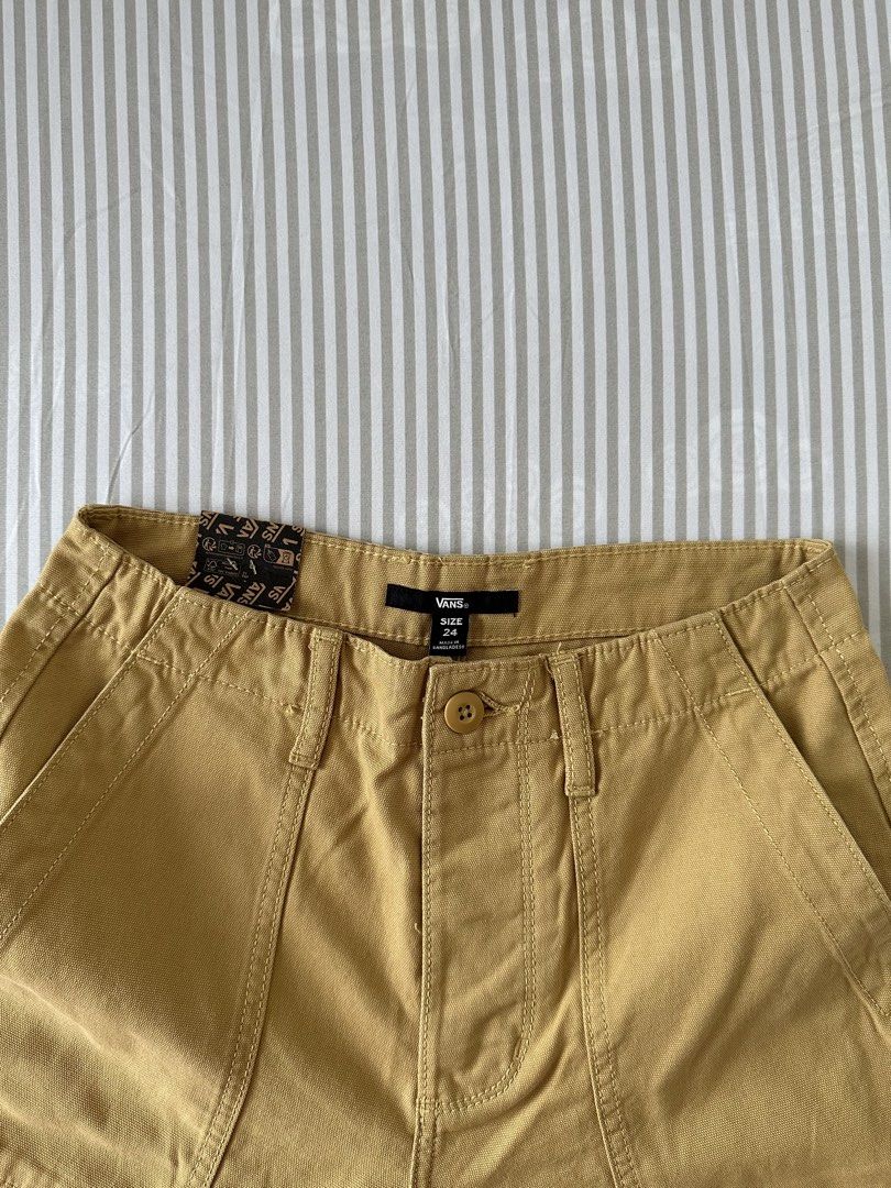 Vans Arroyo Wide Leg Cargo Pants Size 24 (Category: Jeans) located in Quezon City. Submitted by 4k_cam (Listing ID 1469454913, Image 3). Description: - Brand: Vans - Vans Arroyo Wide Leg Cargo Pants - Color: Tan - Size: 24 - Material: Heavy canvas - Closure: Button closure and zip fly - Pockets: Front slash pockets, side cargo pockets with flaps, and back patch pockets - Condition: Brand new with tags still attached to the waistband.