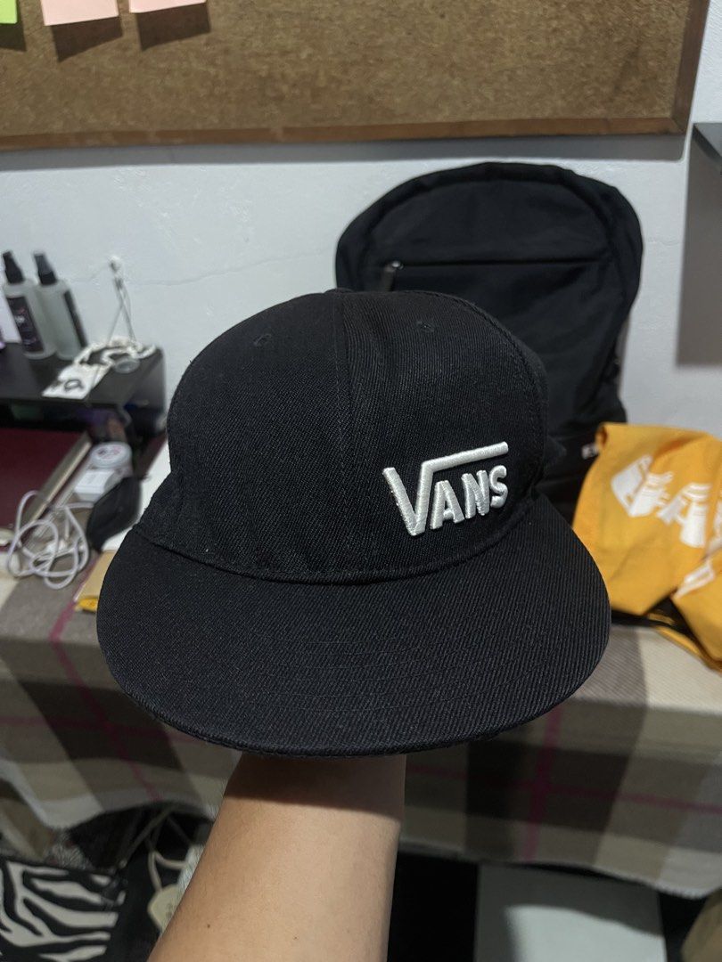 VANS CLOSED CAP (Category: Caps & Hats) located in Pasay City. Submitted by jam.tr1ft (Listing ID 1469543763, Image 1). Description: 7 1/2. 60cm 10/10 cr.