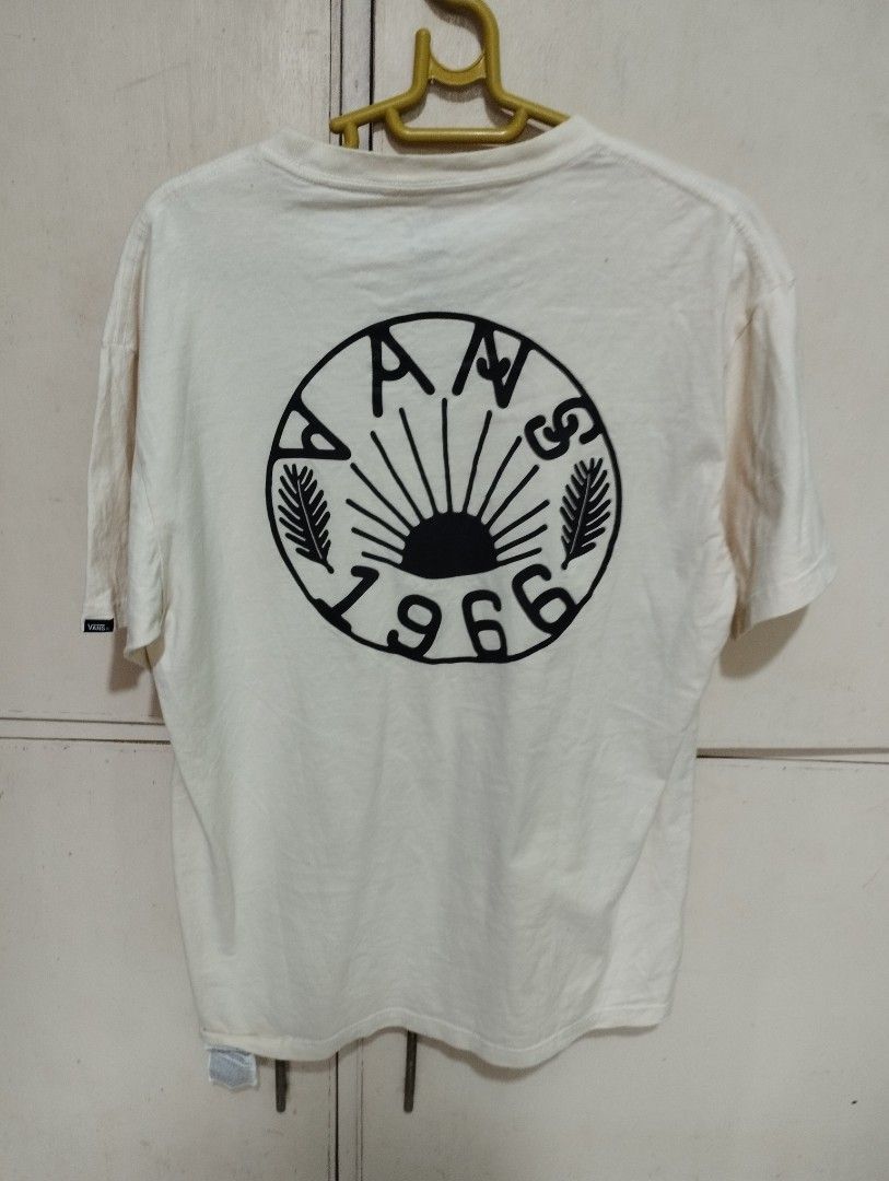 Vans Dakota Roche (Category: Tshirts & Polo Shirts ) located in San Fernando. Submitted by nerosales (Listing ID 1469460132, Image 1). Description: Vans Dakota Roche Logo T Shirt Made in Mexico Medium width - 19 inches length - 28 inches 650 pesos only SM City Pampanga Shipping: J&T Payment: Gcash NO COD NO COP NO WAYBILL FIRST.