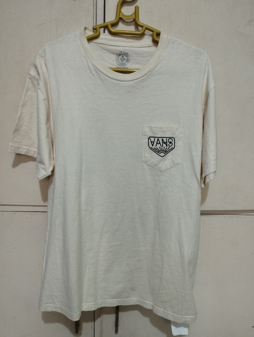 Vans Dakota Roche (Category: Tshirts & Polo Shirts ) located in San Fernando. Submitted by nerosales (Listing ID 1469460132, Image 3). Description: Vans Dakota Roche Logo T Shirt Made in Mexico Medium width - 19 inches length - 28 inches 650 pesos only SM City Pampanga Shipping: J&T Payment: Gcash NO COD NO COP NO WAYBILL FIRST.