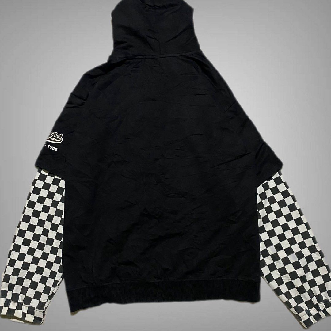 Vans Off The Wall (Category: Coats, Jackets and Outerwear) located in Mabalacat. Submitted by stellargarments (Listing ID 1469425952, Image 2). Description: Length : 26 Width : 21 Condition : 9.5/10 MABAGO PA TELA solid embroidered vans off the wall sa front with sleeve print mismong tela yung checkered 🔥 SUPER NICE & KINIS! VERY COMFY & SMOOTH ON SKIN Solid pang flex!!! NEED WASH NO MAJOR STAIN FRESH FROM BALE.