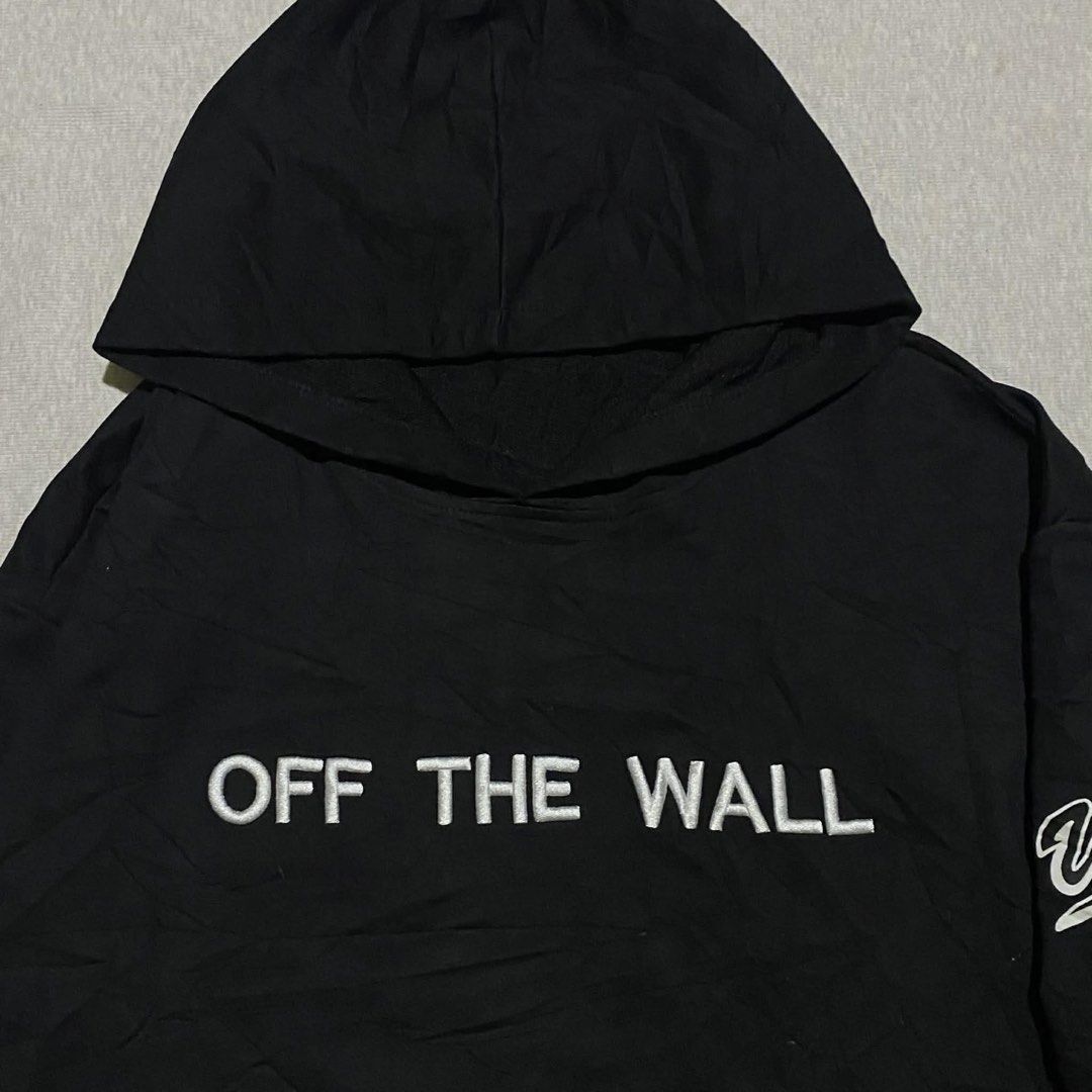 Vans Off The Wall (Category: Coats, Jackets and Outerwear) located in Mabalacat. Submitted by stellargarments (Listing ID 1469425952, Image 3). Description: Length : 26 Width : 21 Condition : 9.5/10 MABAGO PA TELA solid embroidered vans off the wall sa front with sleeve print mismong tela yung checkered 🔥 SUPER NICE & KINIS! VERY COMFY & SMOOTH ON SKIN Solid pang flex!!! NEED WASH NO MAJOR STAIN FRESH FROM BALE.