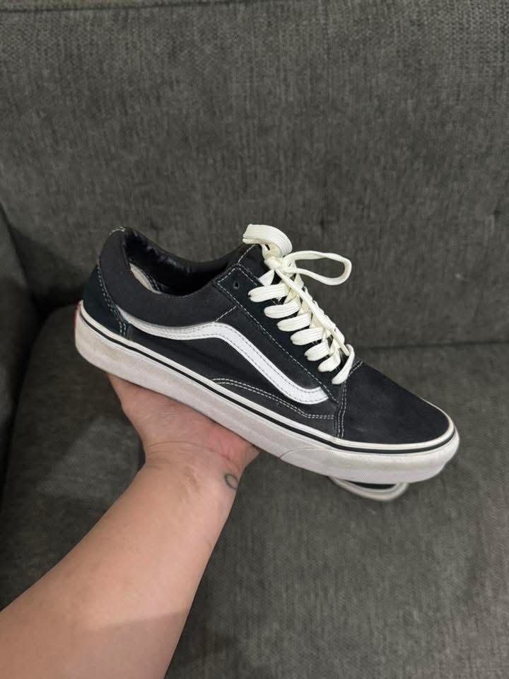 Vans Old Skool Black White (Category: Casual Shoes) located in Bayombong. Submitted by franzugimoto (Listing ID 1469532224, Image 2). Description: - Authentic Vans Old Skool with Box - Need lang linisan konti - 1K Shipped .