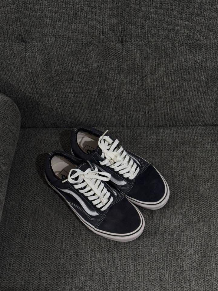 Vans Old Skool Black White (Category: Casual Shoes) located in Bayombong. Submitted by franzugimoto (Listing ID 1469532224, Image 1). Description: - Authentic Vans Old Skool with Box - Need lang linisan konti - 1K Shipped .