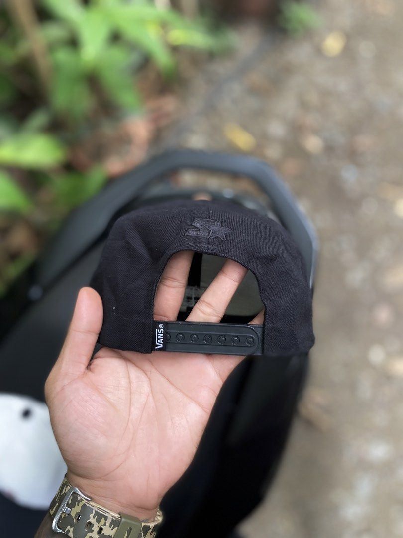 Vans x Starter The Natural Snapback Cap Black Brown (Category: Caps & Hats) located in Dipolog. Submitted by wazienwathskin (Listing ID 1469413200, Image 2). Description: - Authentic Vans x Starter collaboration snapback hat - Stylish black crown with a contrasting brown flat brim - Debossed Vans logo on a genuine brown leather front patch - Tonal Vans side embroidery and iconic Starter star logo at the back - Adjustable snap closure for a custom