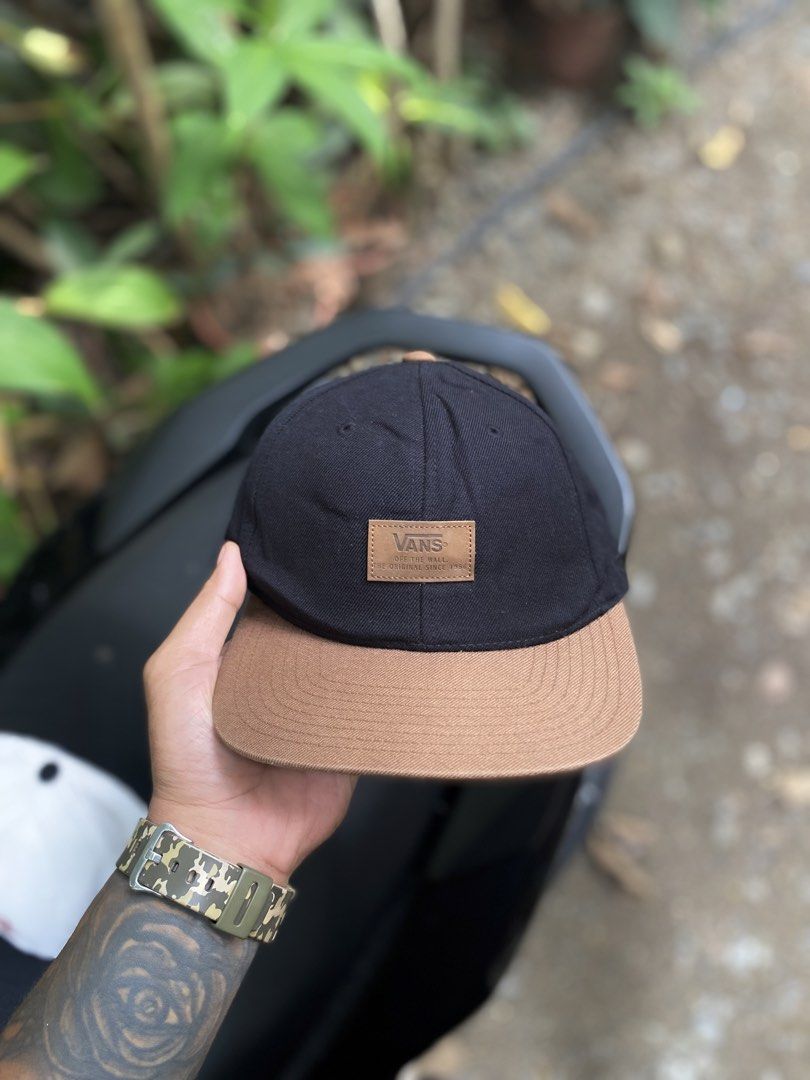 Vans x Starter The Natural Snapback Cap Black Brown (Category: Caps & Hats) located in Dipolog. Submitted by wazienwathskin (Listing ID 1469413200, Image 1). Description: - Authentic Vans x Starter collaboration snapback hat - Stylish black crown with a contrasting brown flat brim - Debossed Vans logo on a genuine brown leather front patch - Tonal Vans side embroidery and iconic Starter star logo at the back - Adjustable snap closure for a custom