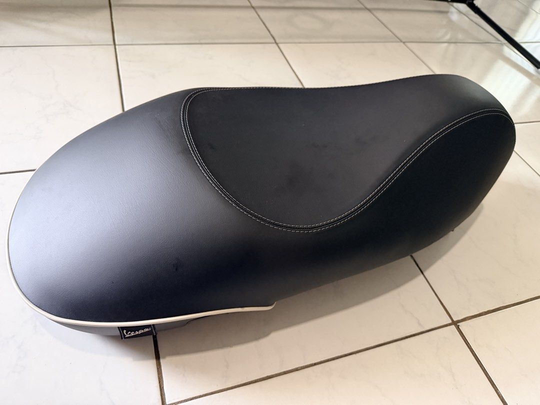 Vespa Sprint Corsa Seat (Category: Body Parts and Accessories) located in Caloocan City. Submitted by miutasha888 (Listing ID 1469437975, Image 1). Description: Bought last Dec 2025 from Scooter Depot. Lightly used, will pass as bnew RFS: Tip toe pa rin kahit naka lowering kit, ended up shaving the stock seat. - Premium black leather Vespa replacement seat - Stylish white contrast stitching and piping - Features authentic Vespa tag near the base 