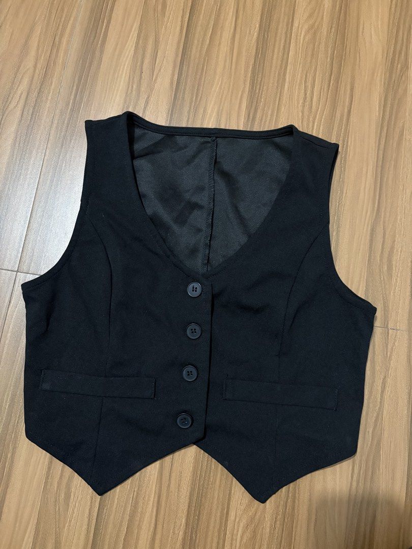 Vest Top (Category: Others Tops) located in Caloocan City. Submitted by soul.searcher (Listing ID 1469429354, Image 1). Description: Vest Top SHEIN brand Fit S-M No issues, like new. .