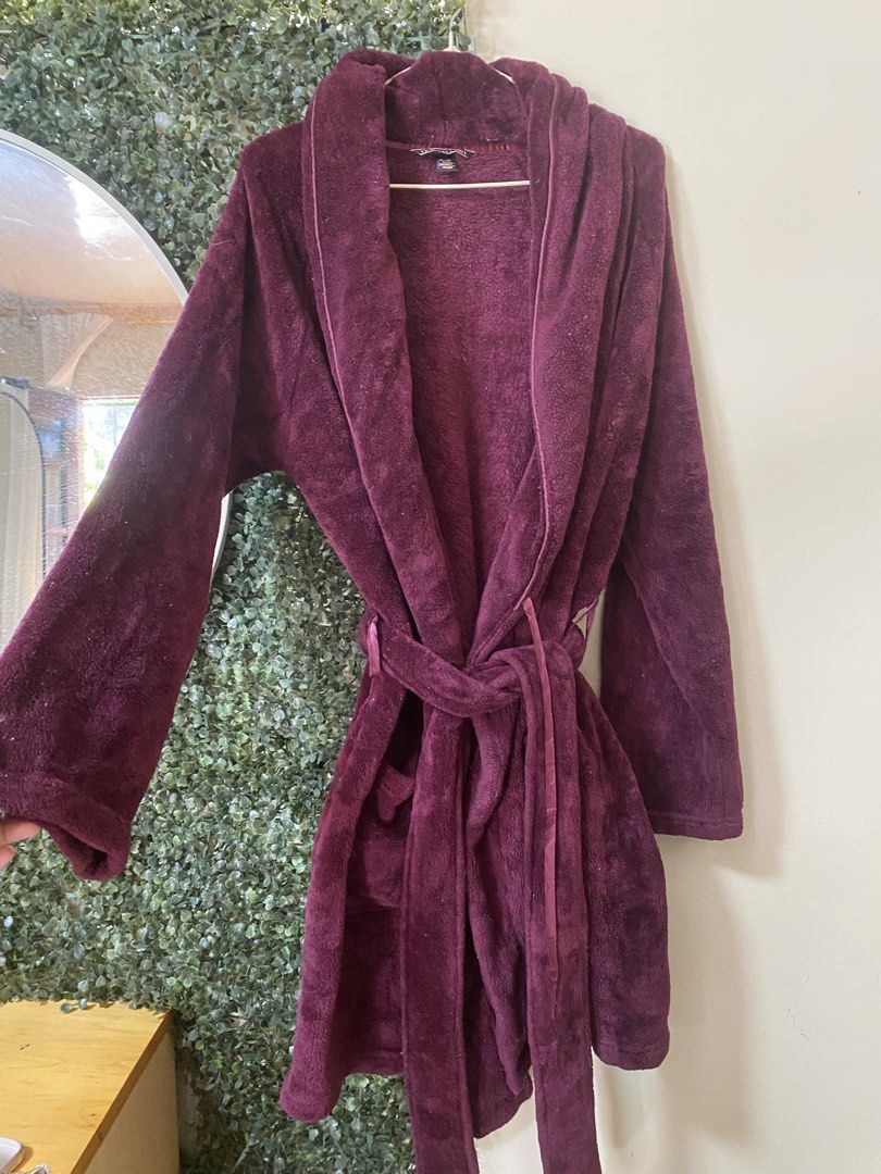 Victoria secret maroon robe (Category: Undergarments & Loungewear) located in Manila. Submitted by avathriftedcloset (Listing ID 1469399823, Image 2). Description: .
