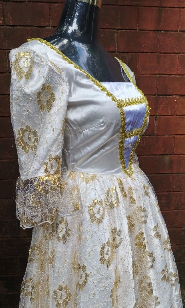 Victorian princess gown (Category: Evening dresses & gowns) located in Baguio. Submitted by ukay_district (Listing ID 1469495210, Image 2). Description: Victorian Princess gown like new for teens/XS adult.