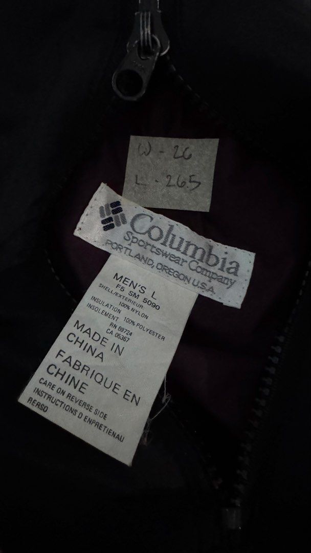 Vintage 90s Columbia Reversible Puffer Jacket (Category: Coats, Jackets and Outerwear) located in Lipa City. Submitted by scrap.threads (Listing ID 1469470471, Image 3). Description: Item: Vintage 90s Columbia Reversible Puffer Jacket Solid neto 💯💯💯 Fits like a bomber jacket 💯 Price: 650 Dimes: Width - 26 Length - 26.5 Issue: none Lipa City Ship via J&T (Shouldered by buyer) Payment via Gcash ***Notice*** Color may vary due to lighting. Payme