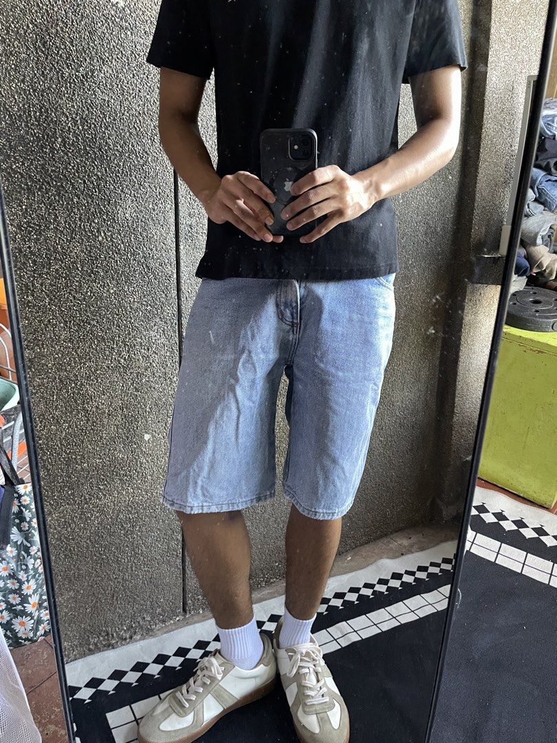 Vintage 90’s Guess Jorts (Category: Shorts) located in Naga. Submitted by curatedslips (Listing ID 1469506777, Image 2). Description: Vintage 90’s Guess Jorts 📏 28W x 22L x 10” hem ⚠️ Signs of usage .