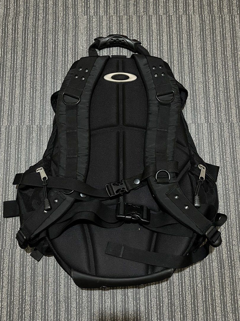 Vintage 90’s Oakley Software Backpack (Red Tag) (Category: Backpacks) located in Zamboanga. Submitted by youngstunna777 (Listing ID 1469492545, Image 2). Description: 90’s oakley software backpack in very excellent condition .