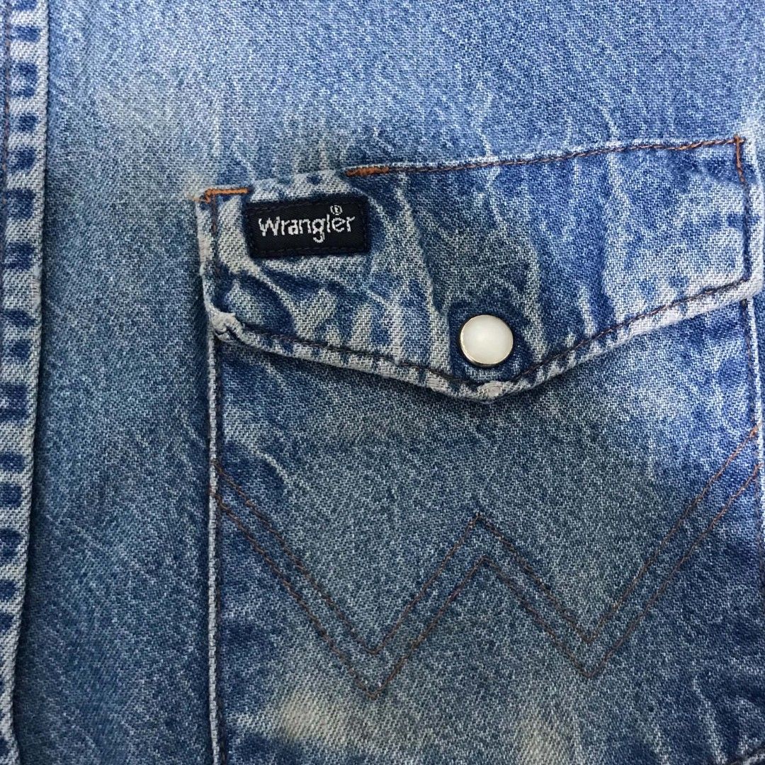 VINTAGE 90S WRANGLER DENIM JACKET LARGE (Category: Coats, Jackets and Outerwear) located in Cavite. Submitted by justthrift06 (Listing ID 1469480952, Image 3). Description: DIMENSION 21X30 WITH ISSUE HOLE AT BACK SHIPPING NATIONWIDE.