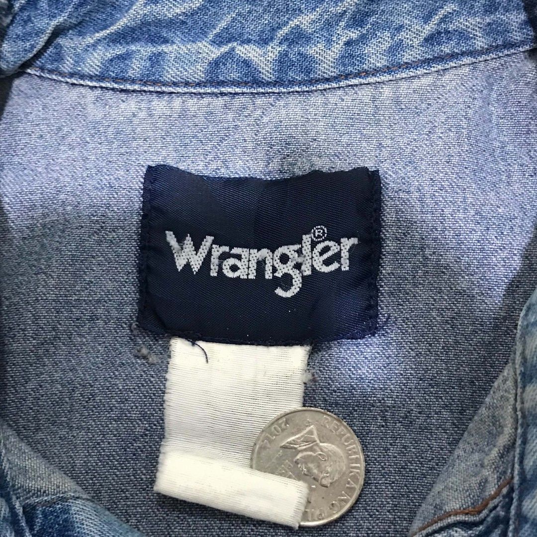 VINTAGE 90S WRANGLER DENIM JACKET LARGE (Category: Coats, Jackets and Outerwear) located in Cavite. Submitted by justthrift06 (Listing ID 1469480952, Image 2). Description: DIMENSION 21X30 WITH ISSUE HOLE AT BACK SHIPPING NATIONWIDE.