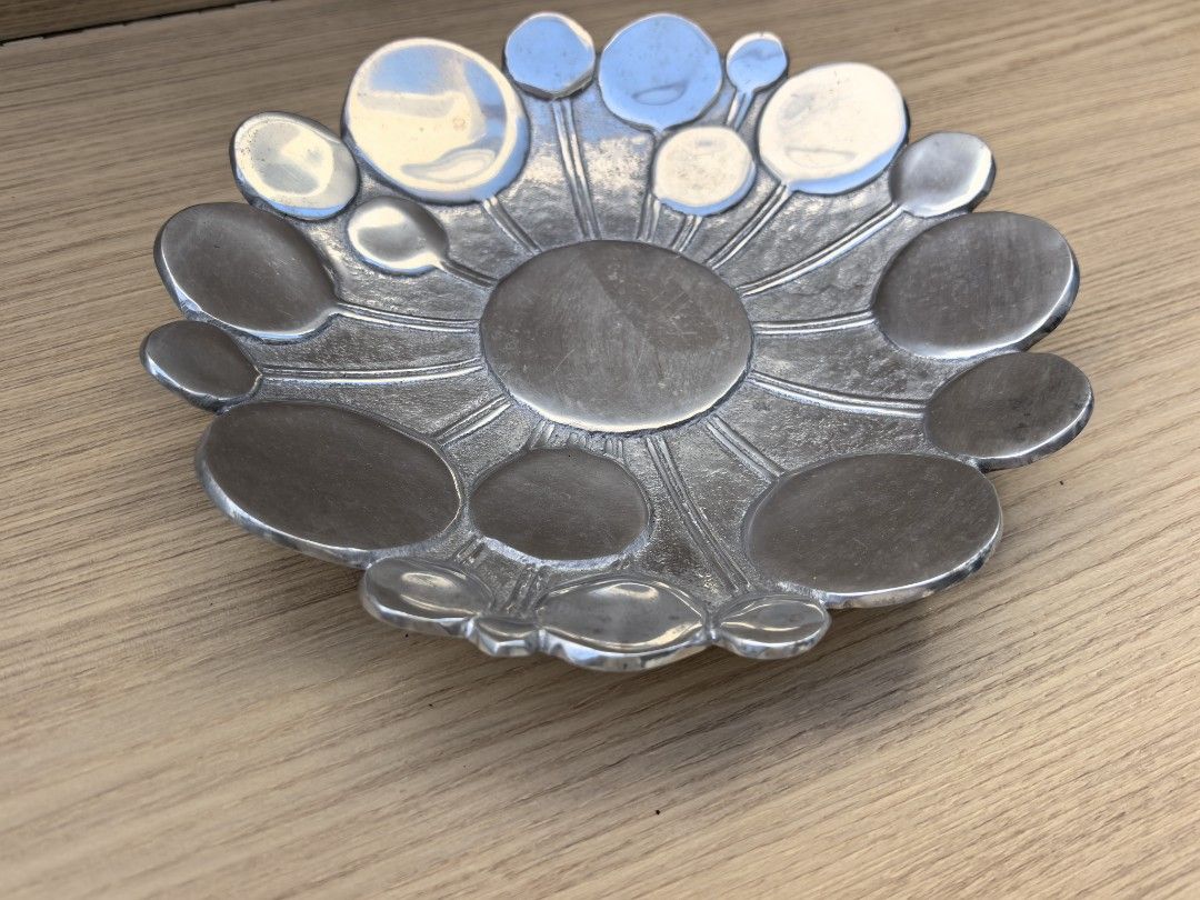 Vintage Aluminum Decorative Catchall Tray (Category: Vintage Collectibles) located in Quezon City. Submitted by vintagespektroom (Listing ID 1469455433, Image 1). Description: Vintage aluminum decorative catchall tray In good vintage condition 25 cm diameter Price: 1,800 For inquiries, message or call me at 091****** Quezon City area Shipping at buyer's expense Mode of payment : Gcash/COD/Bank transfer.