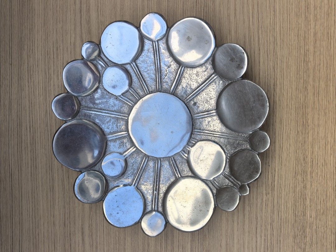 Vintage Aluminum Decorative Catchall Tray (Category: Vintage Collectibles) located in Quezon City. Submitted by vintagespektroom (Listing ID 1469455433, Image 2). Description: Vintage aluminum decorative catchall tray In good vintage condition 25 cm diameter Price: 1,800 For inquiries, message or call me at 091****** Quezon City area Shipping at buyer's expense Mode of payment : Gcash/COD/Bank transfer.