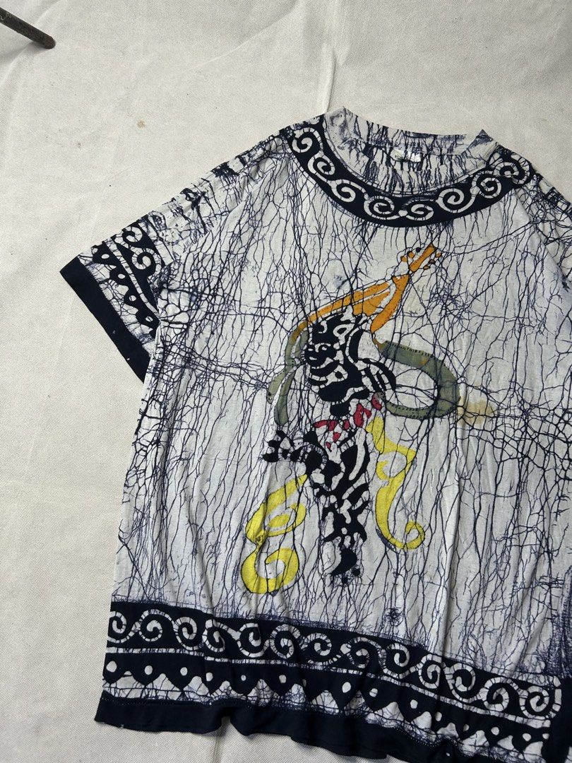 Vintage AOP Crackle - Texture Batik Pattern T Shirt (Category: Tshirts & Polo Shirts ) located in Iloilo. Submitted by noy_thrift (Listing ID 1469491796, Image 2). Description: Vintage AOP Crackle - Texture Batik Pattern T Shirt Large Width 22 Length 29 Excellent Condition SSTAW Issue: Stain .