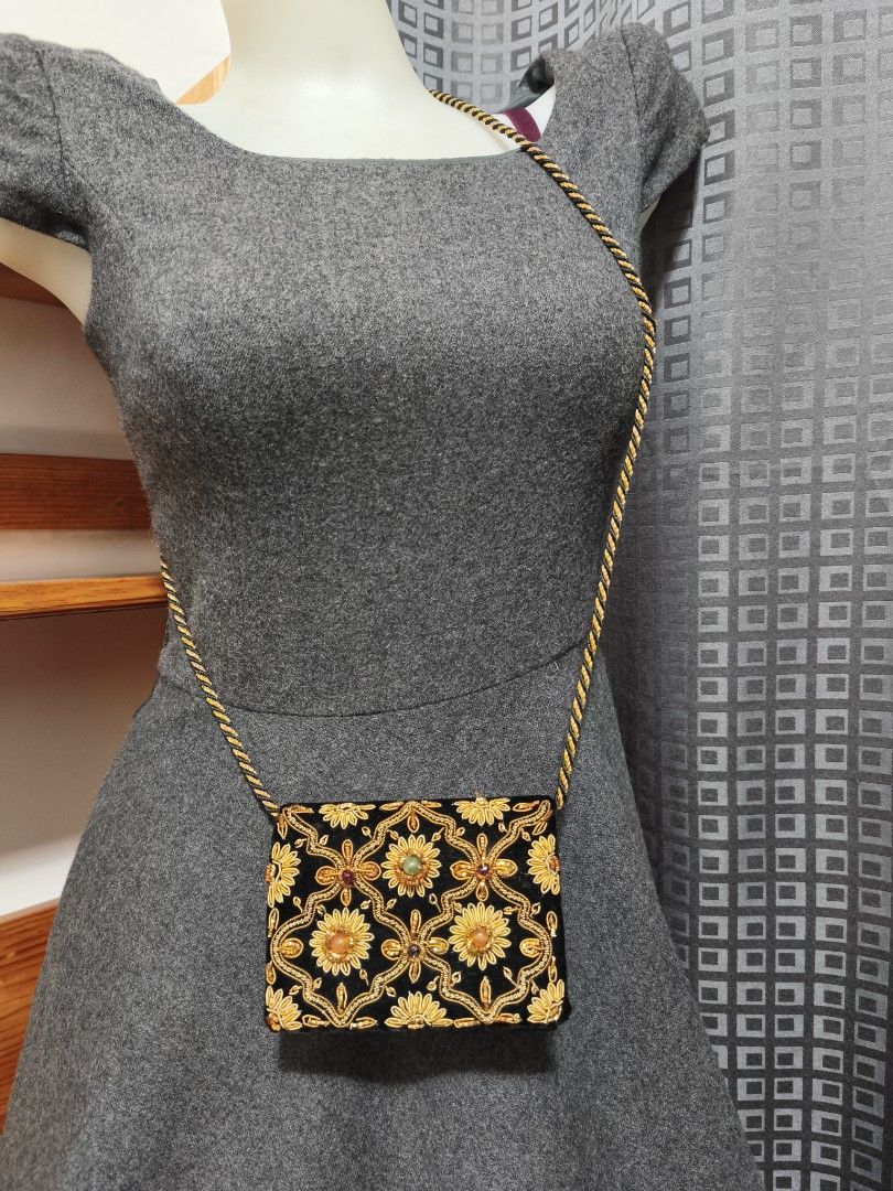 Vintage bag (Category: Cross-body Bags) located in Baguio. Submitted by queenlyne_vintage_rare_finds (Listing ID 1469411285, Image 1). Description: .