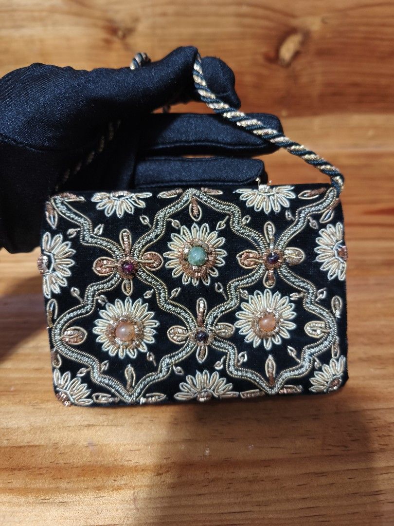 Vintage bag (Category: Cross-body Bags) located in Baguio. Submitted by queenlyne_vintage_rare_finds (Listing ID 1469411285, Image 2). Description: .