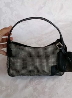 (Category: ) located in . Submitted by ainna_bags19910622.680 (Listing ID 1469549928, Image 1). Description: .
