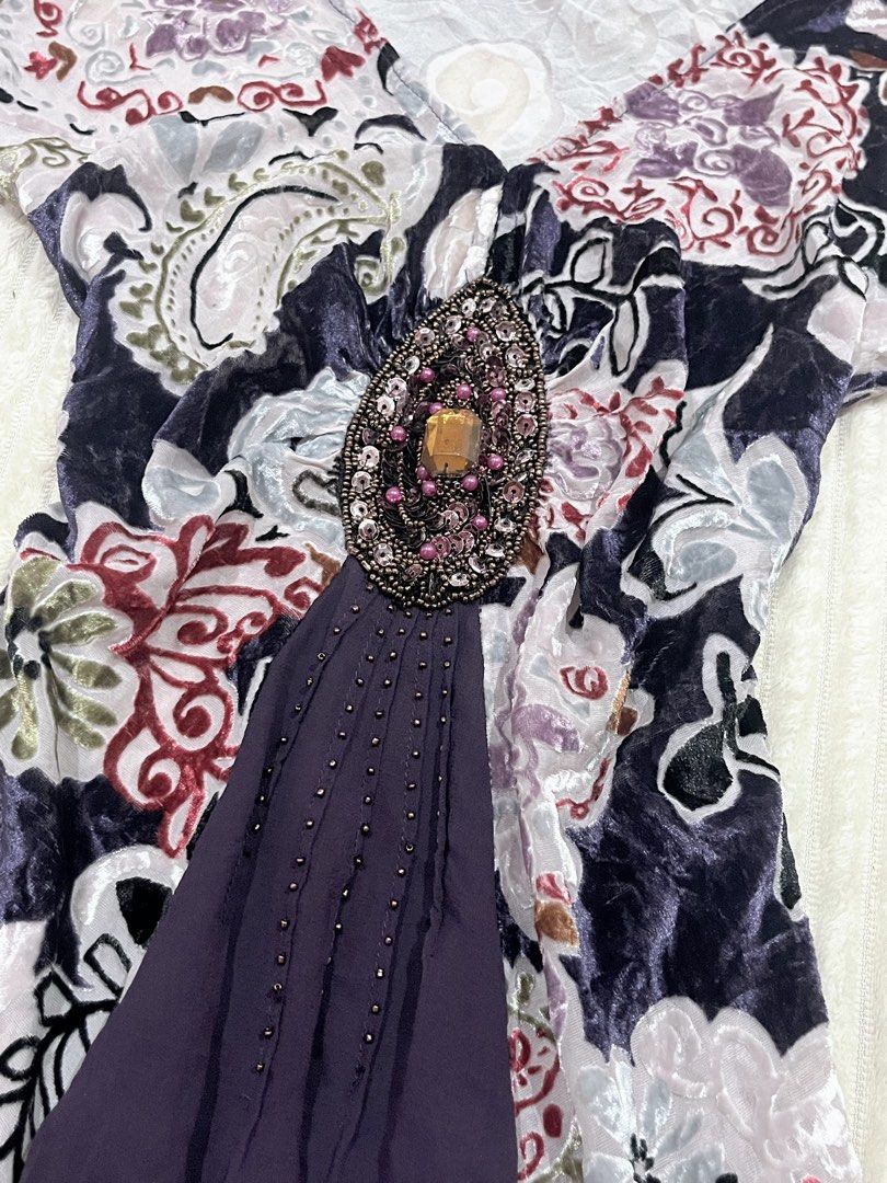 Vintage beaded velvet top (Category: Blouses) located in Manila. Submitted by jael_thrift (Listing ID 1469445127, Image 2). Description: .