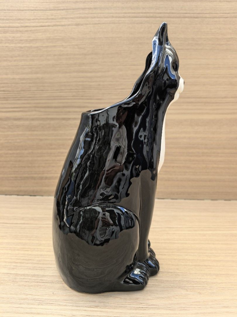 Vintage Cat Vase (Category: Vases & Decorative Bowls) located in Quezon City. Submitted by vintagespektroom (Listing ID 1469404394, Image 3). Description: 🐱 FOR SALE: Vintage Cat Vase 🏺 A lovely vintage cat vase, bought in Japan! 🇯🇵 ✨ Details: Condition: Excellent Flaws: No chips or cracks Height: 31 cm Location: Quezon City 💰 Mode of Payment: GCash Cash on Delivery (COD) Bank Transfer 📦 Shipping: At the buyer’s expense. 📩 For inquiries, p