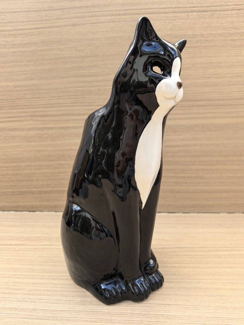 Vintage Cat Vase (Category: Vases & Decorative Bowls) located in Quezon City. Submitted by vintagespektroom (Listing ID 1469404394, Image 2). Description: 🐱 FOR SALE: Vintage Cat Vase 🏺 A lovely vintage cat vase, bought in Japan! 🇯🇵 ✨ Details: Condition: Excellent Flaws: No chips or cracks Height: 31 cm Location: Quezon City 💰 Mode of Payment: GCash Cash on Delivery (COD) Bank Transfer 📦 Shipping: At the buyer’s expense. 📩 For inquiries, p