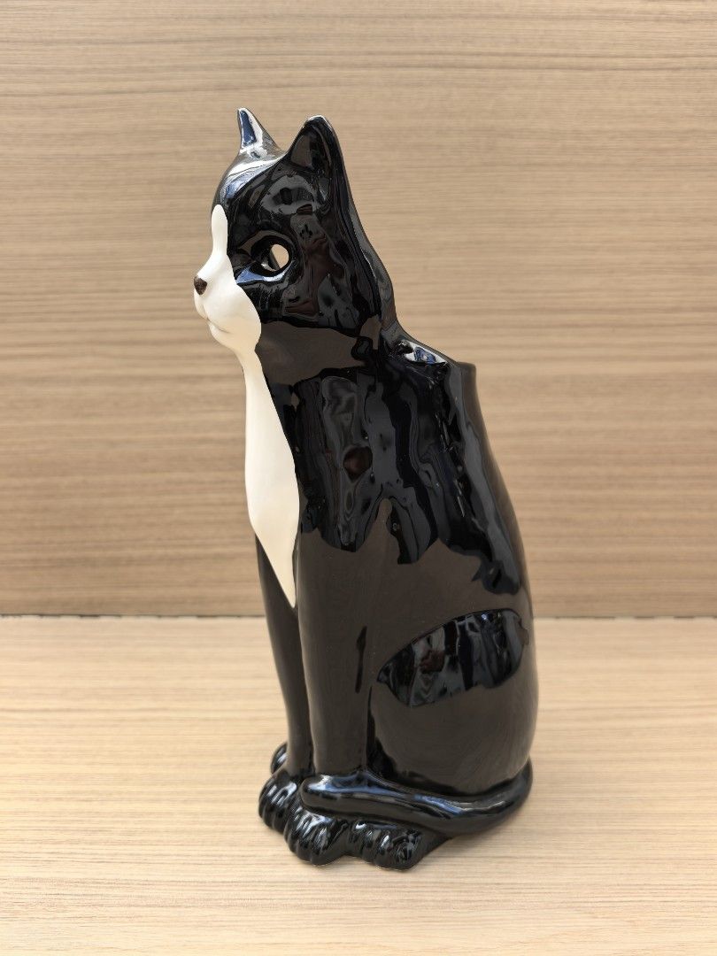 Vintage Cat Vase (Category: Vases & Decorative Bowls) located in Quezon City. Submitted by vintagespektroom (Listing ID 1469404394, Image 1). Description: 🐱 FOR SALE: Vintage Cat Vase 🏺 A lovely vintage cat vase, bought in Japan! 🇯🇵 ✨ Details: Condition: Excellent Flaws: No chips or cracks Height: 31 cm Location: Quezon City 💰 Mode of Payment: GCash Cash on Delivery (COD) Bank Transfer 📦 Shipping: At the buyer’s expense. 📩 For inquiries, p