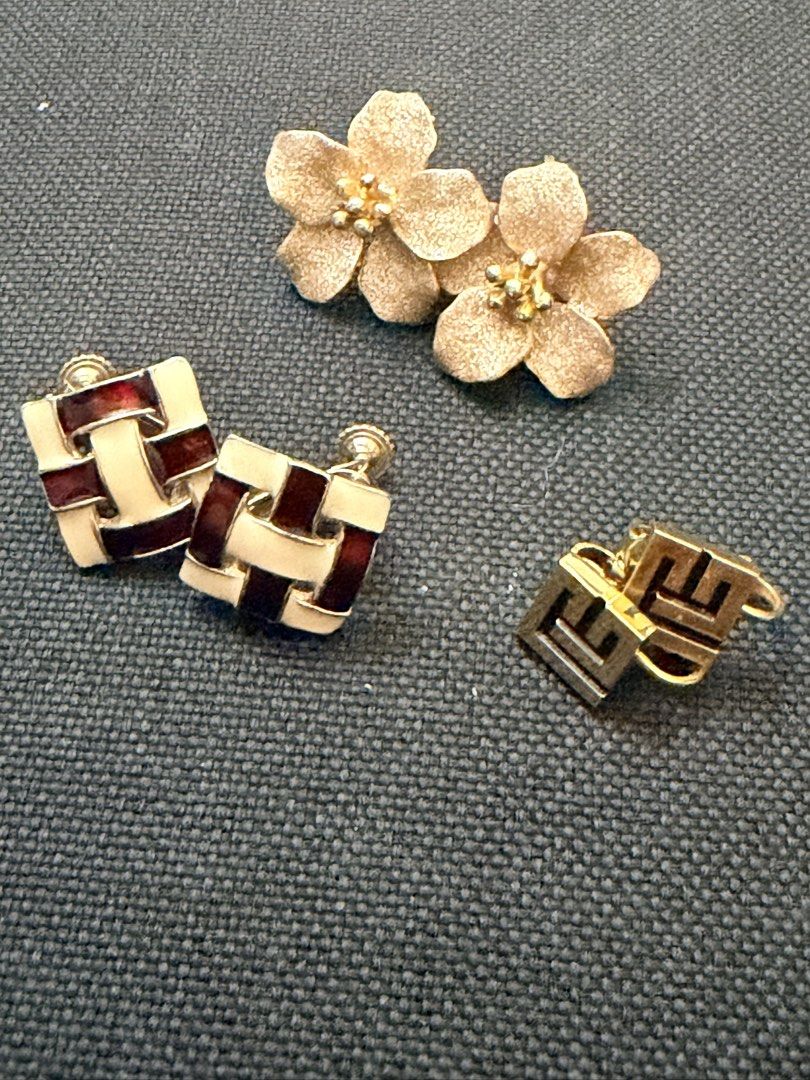 Vintage earrings (Category: Earrings) located in Pasig City. Submitted by smartshopping.ph (Listing ID 1469500846, Image 1). Description: 400 each.