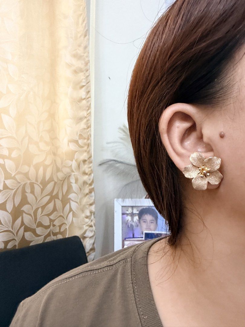 Vintage earrings (Category: Earrings) located in Pasig City. Submitted by smartshopping.ph (Listing ID 1469500846, Image 2). Description: 400 each.
