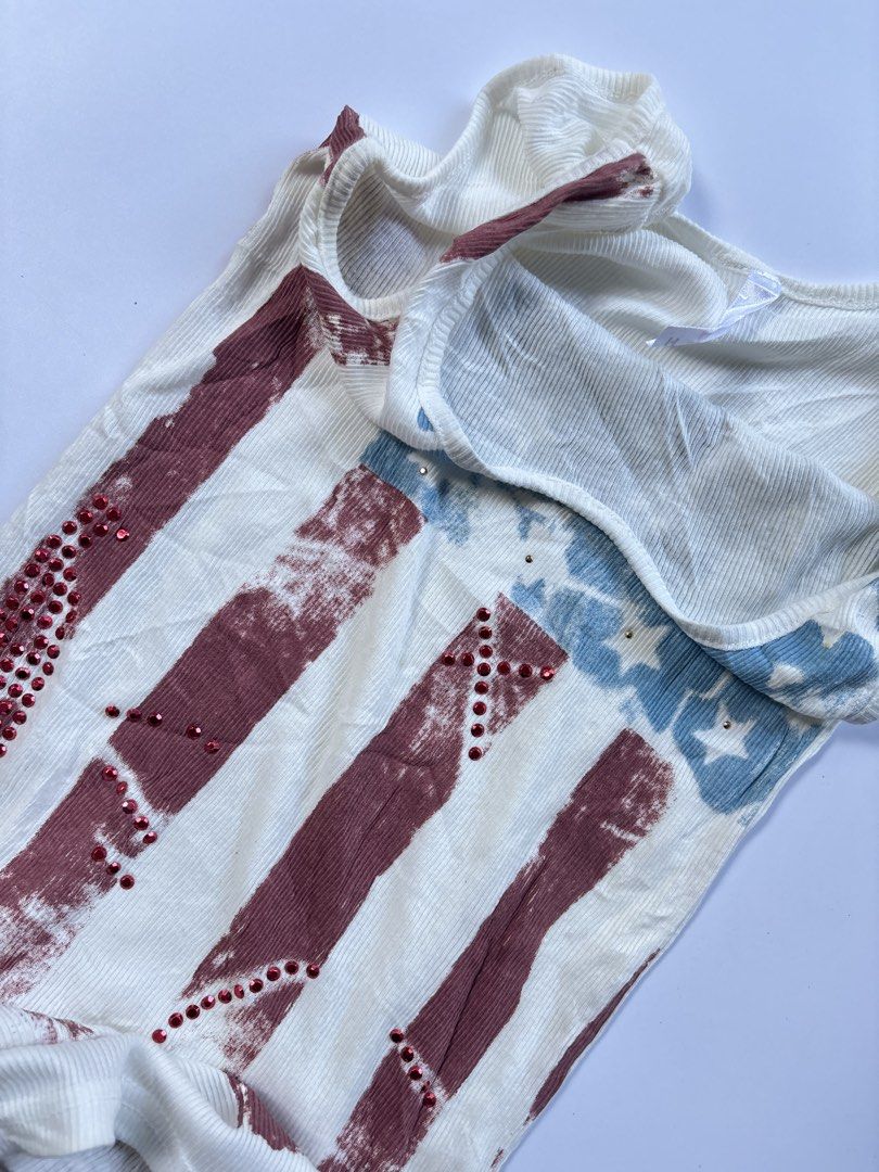 Vintage flag tank tank (Category: Others Tops) located in San Enrique. Submitted by getsthrift (Listing ID 1469529425, Image 2). Description: no issue xs-m .