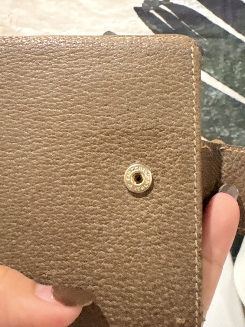 AUTHENTIC Vintage Gucci Brown Leather Bifold Wallet (Category: Luxury Bags & Wallets) located in Caloocan City. Submitted by fierce_mica29 (Listing ID 1469500918, Image 2). Description: - Authentic vintage Gucci bifold wallet - Crafted from textured brown leather with a soft patina - Features a gold-tone Gucci logo plaque inside - Secure snap closure with silver-tone hardware - Includes multiple card slots for daily essentials - Compact size, fit