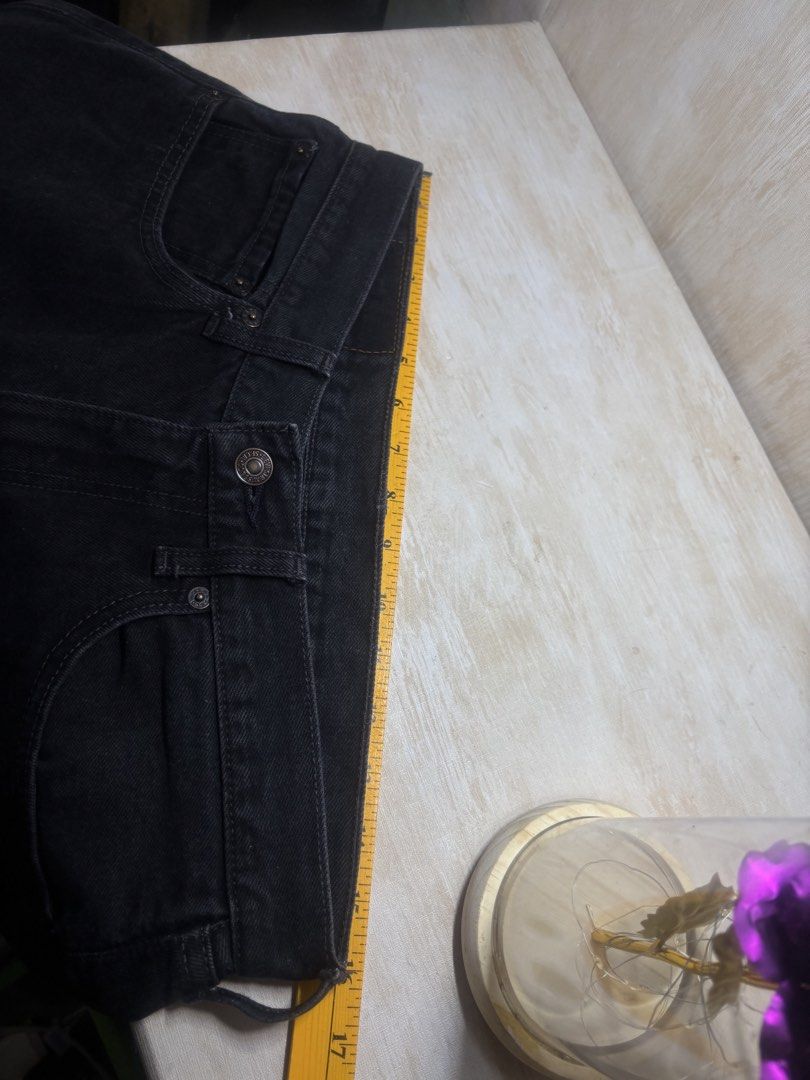 VINTAGE LEVIS 514 PANTS (Category: Jeans) located in Cabuyao City. Submitted by pormanation-thrift-store (Listing ID 1469423313, Image 2). Description: VINTAGE LEVIS 514 PANTS Condition: EXCELLENT Color rate: 9/10 Size: 32 Dimes: 32”W x 42”L Issue: NONE✅ Price: 1400.