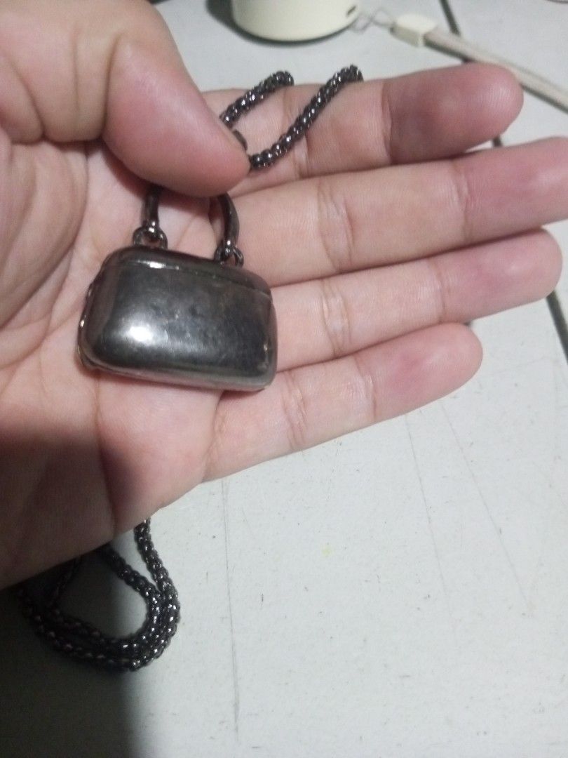 Vintage necklace bag (Category: Necklaces) located in Infanta. Submitted by joeruarigato (Listing ID 1469492261, Image 3). Description: .