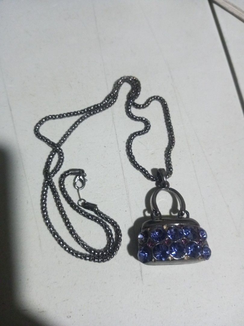 Vintage necklace bag (Category: Necklaces) located in Infanta. Submitted by joeruarigato (Listing ID 1469492261, Image 1). Description: .