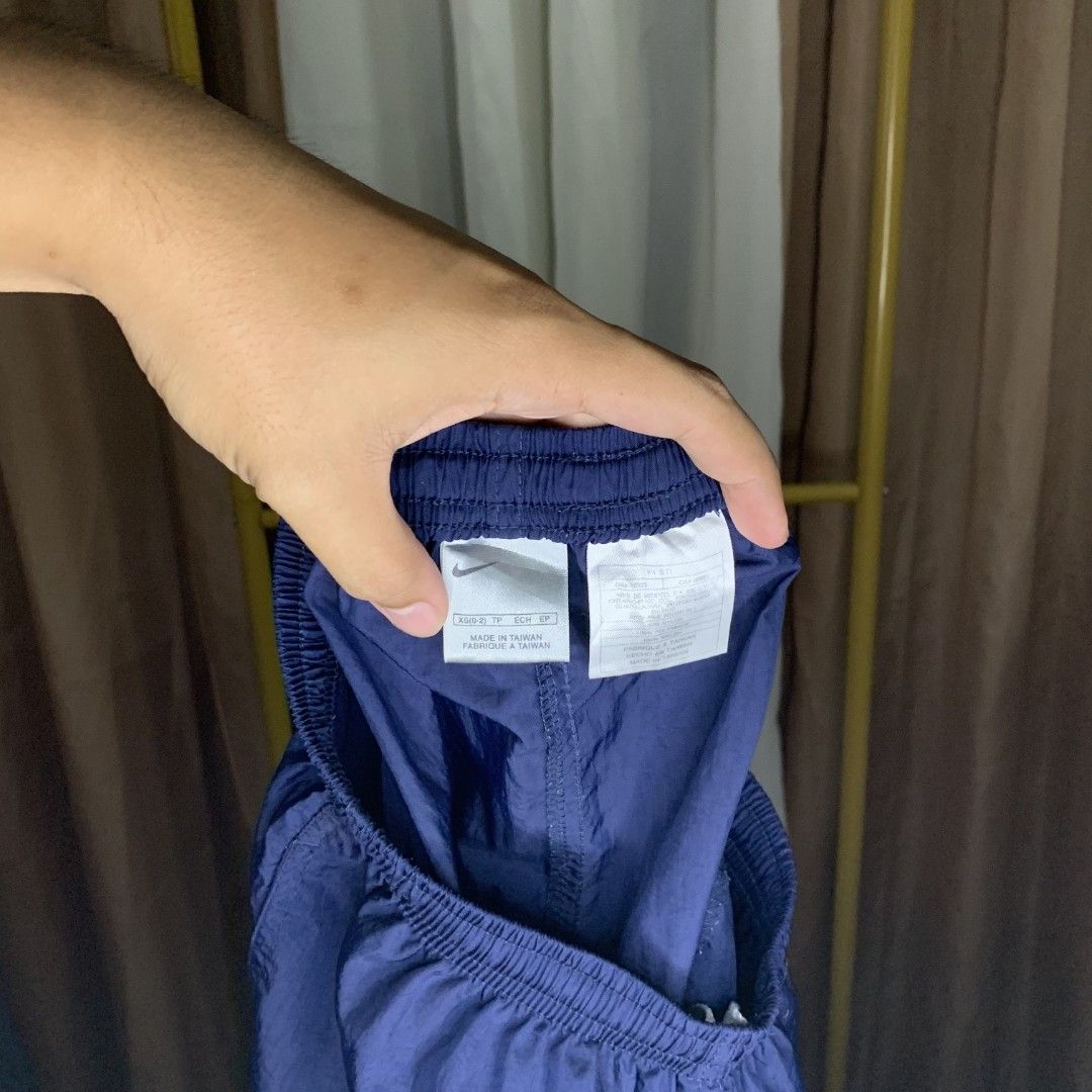 VINTAGE NIKE SHORT (Category: Shorts) located in Binalonan. Submitted by thrift_on2022 (Listing ID 1469518748, Image 2). Description: W- 26 L - 15 Leg opening- 12 Color rate - 9.8/10 Excellent Condition❗️.