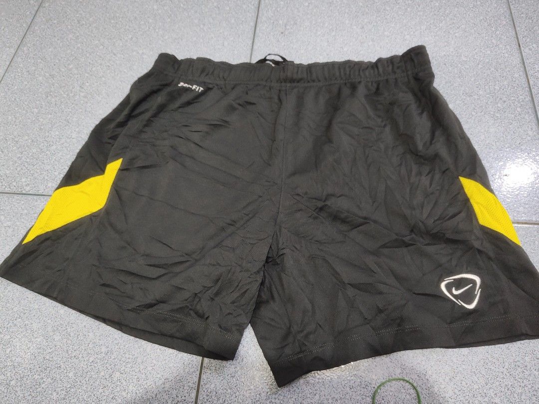 Vintage Nike Shorts dri fit (Category: Shorts) located in Labo. Submitted by ronelryan (Listing ID 1469494826, Image 1). Description: Large on tag Cr 10/10 Excellent condi 30 to 36 width Above knee.
